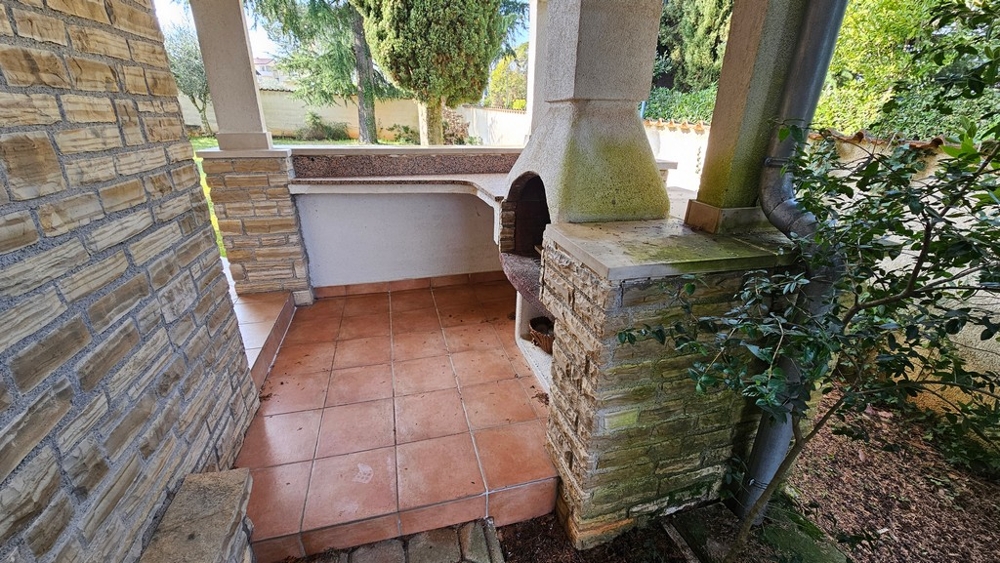 A teraszon kültéri konyha grillsütővel