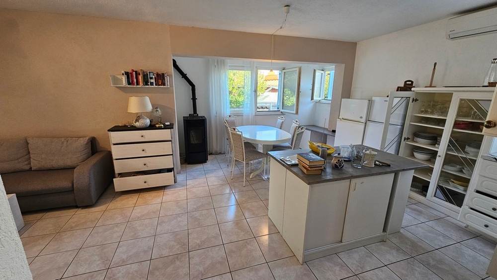 Nappali konyhával és kandallóval