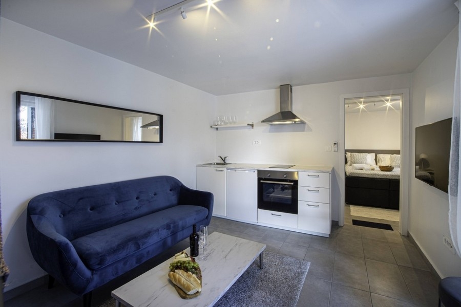 Nappali kanapéval és nyitott konyhasarokkal