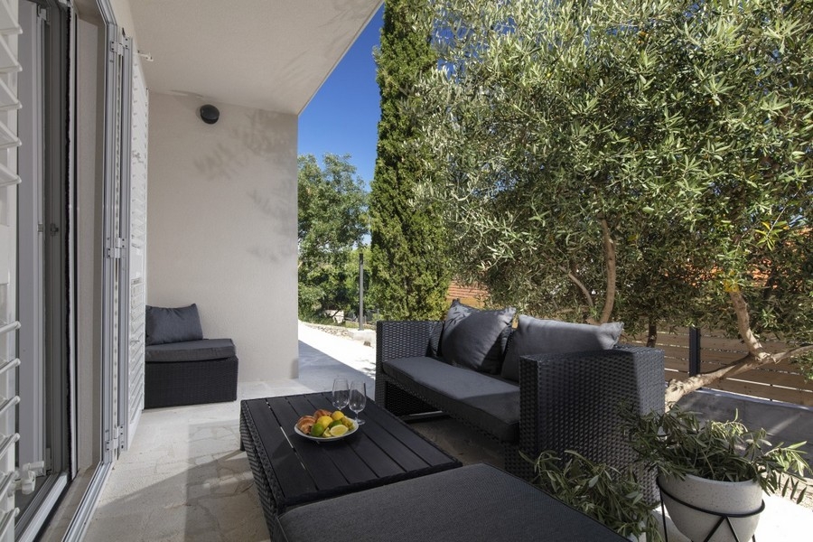 Fedett terasz ülőhellyel és kilátással a kertre