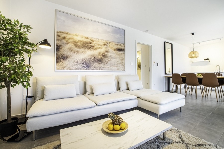 Nappali kanapéval és modern belsővel