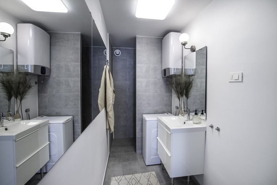 Modern fürdőszoba mosógéppel és mosdóval