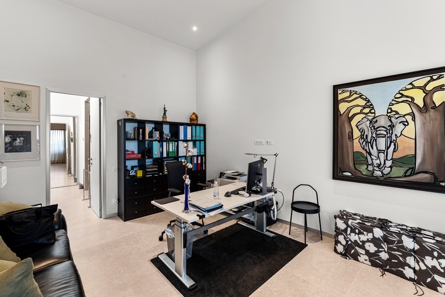 Dolgozószoba íróasztallal és polcokkal