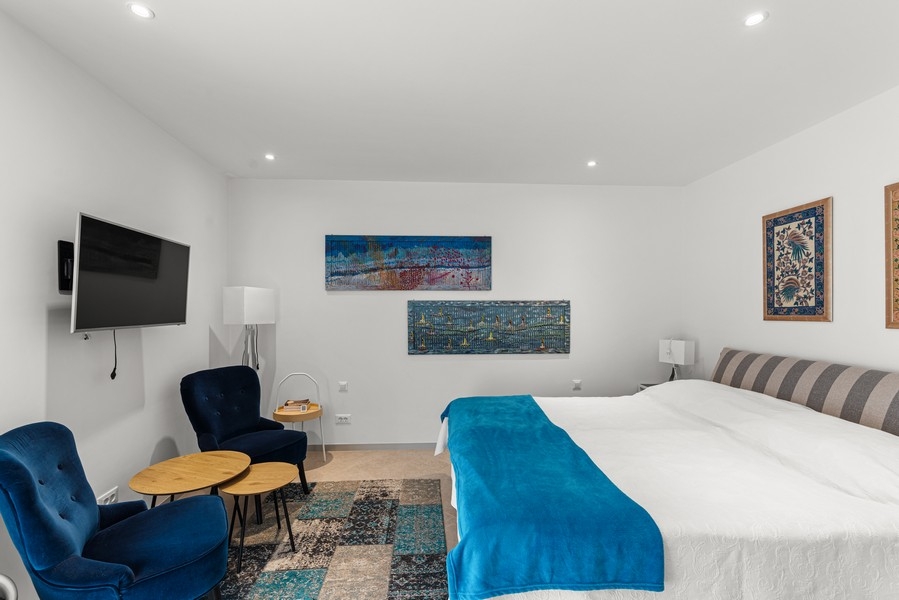 Hálószoba nagy franciaággyal és ülősarokkal