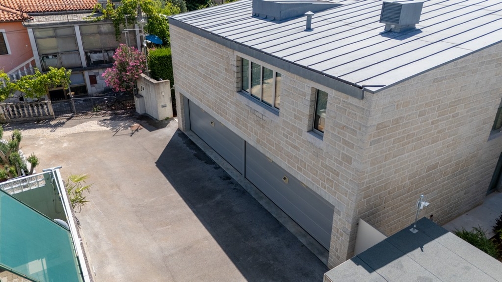 Garázs több jármű számára parkolóhellyel