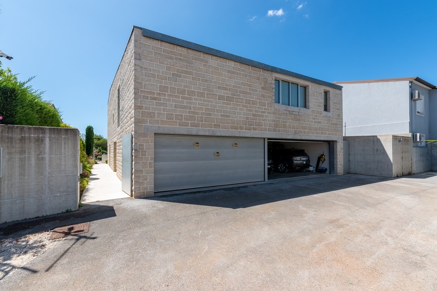 A villa külső nézete természetes kőhomlokzattal