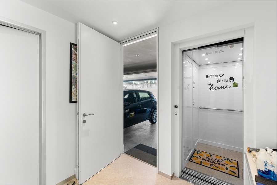 Bejárati rész lifttel és bejárat a garázsba