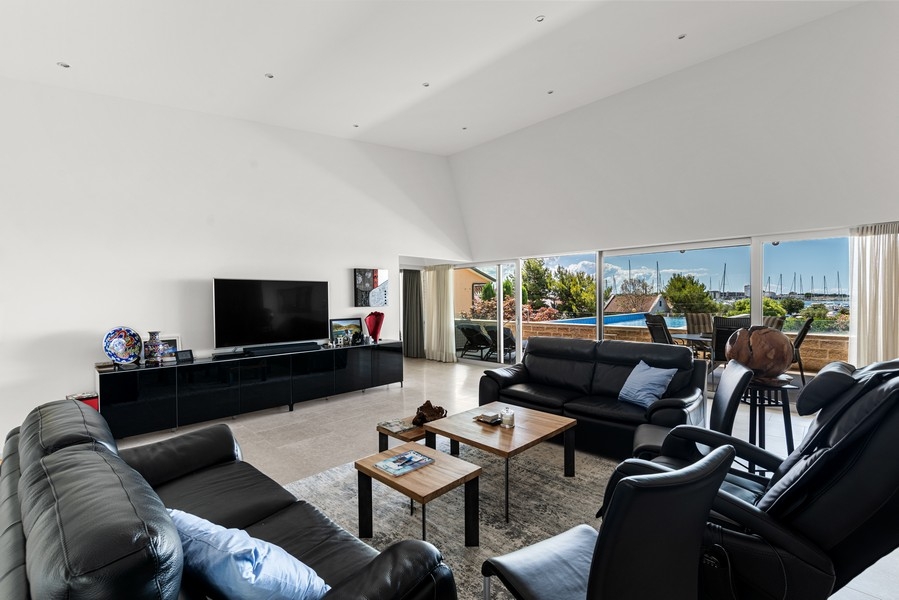 Tágas nappali panorámás ablakokkal