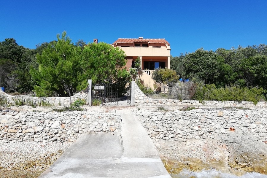 Vásároljon házat közvetlenül a tenger mellett Horvátországban.