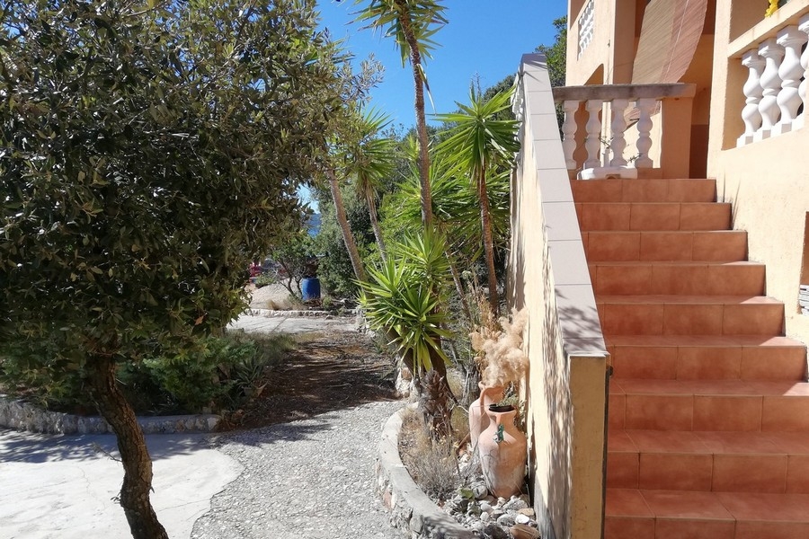 Mediterrán kert és a szigeti ingatlan bejárati kapuja