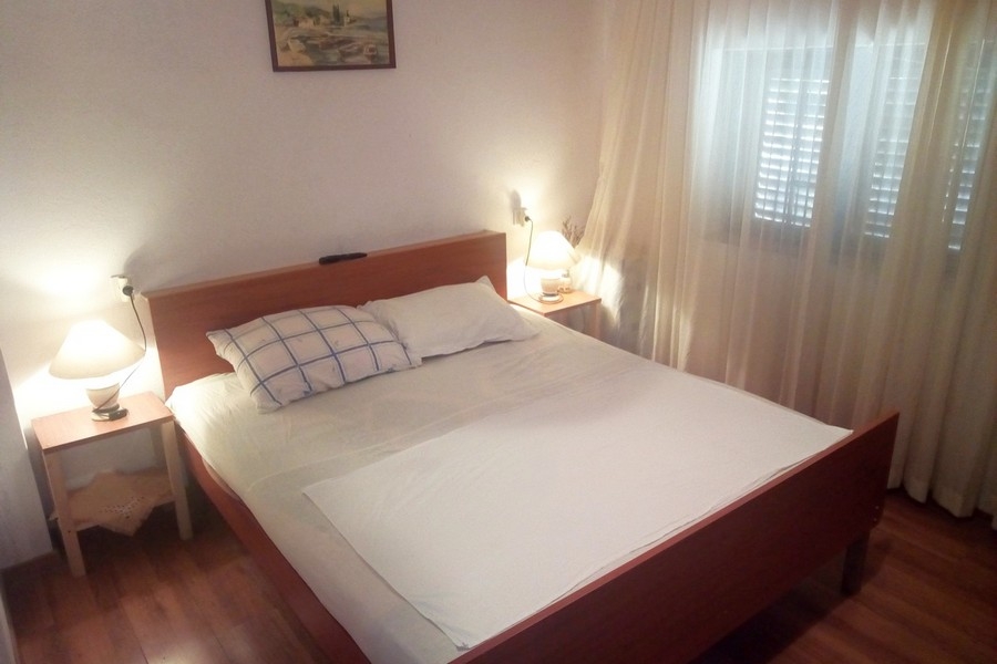 Sziget ingatlan hálószoba franciaággyal