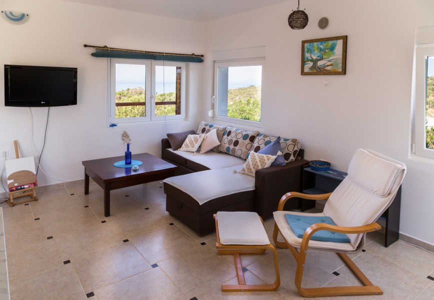 Nappali kanapéval és kilátással a tengerre