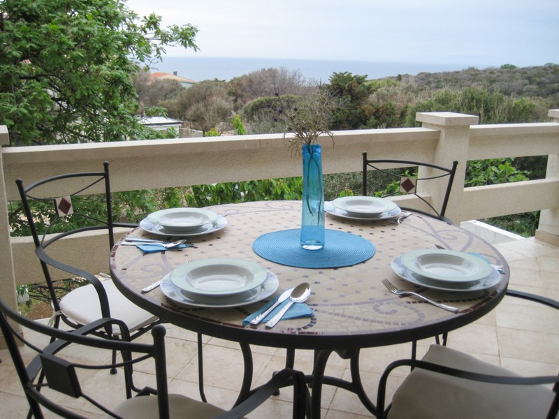 Terasz tengerre néző kilátással és ülősarokkal