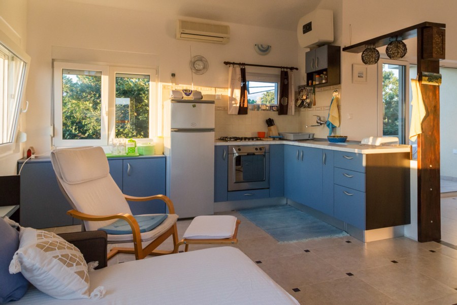 Nyitott terű nappali konyhával és kilátással a tengerre