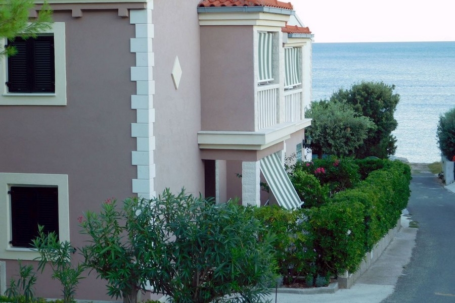 Eladó ház a tenger közelében a horvátországi Vis szigeten.