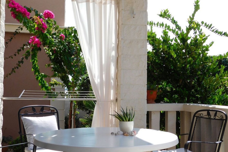 Fedett terasz ülősarokkal és bougainvillea-val