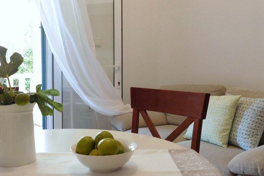 Nappali kanapéval és étkezővel