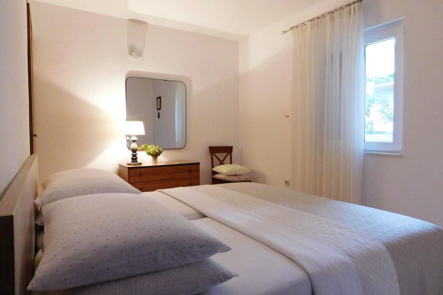 Hálószoba franciaággyal és ablakkal