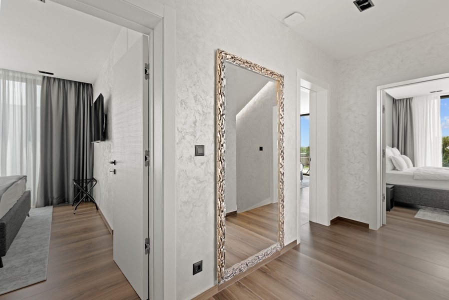 Hálószoba nagy ablakkal, kilátással a zöldre