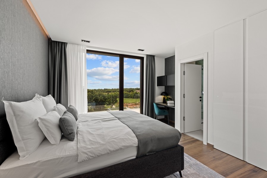 Modern fürdőszoba természetes kő megjelenéssel és zuhanyzóval