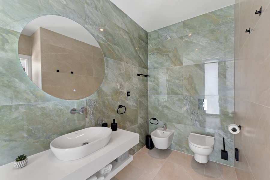 Szauna faburkolattal és nyugágyakkal az isztriai Porec melletti villában