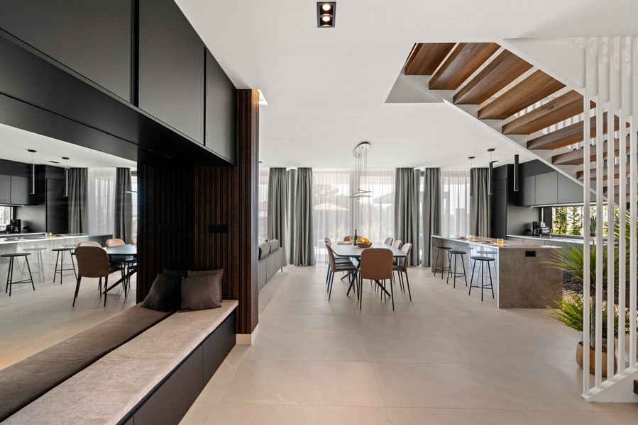 Nyitott nappali konyhával és lépcsőkkel