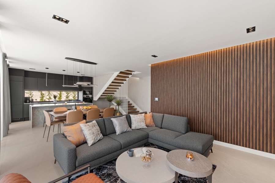 Nappali dizájner bútorokkal és amerikai konyhás