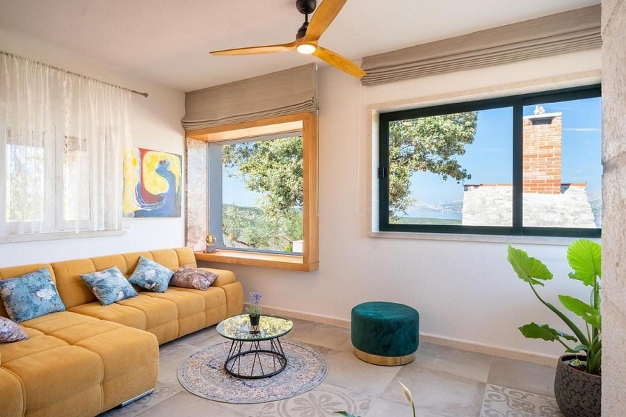 Nappali tengerre néző kilátással és nagy ablakokkal