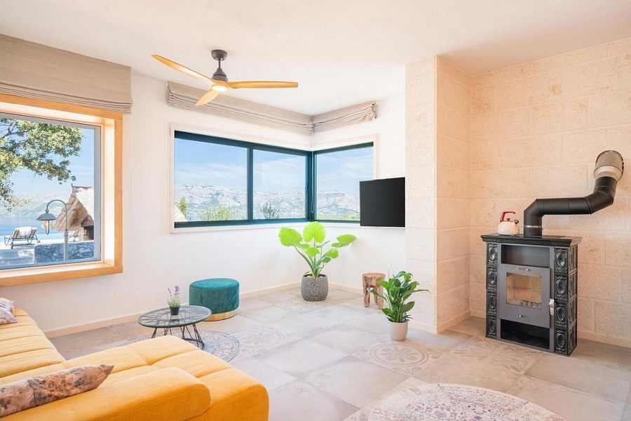 Világos nappali kandallóval és panoráma ablakokkal