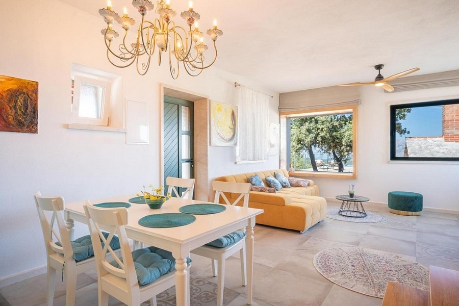 Étkező nappalival és mediterrán belsővel