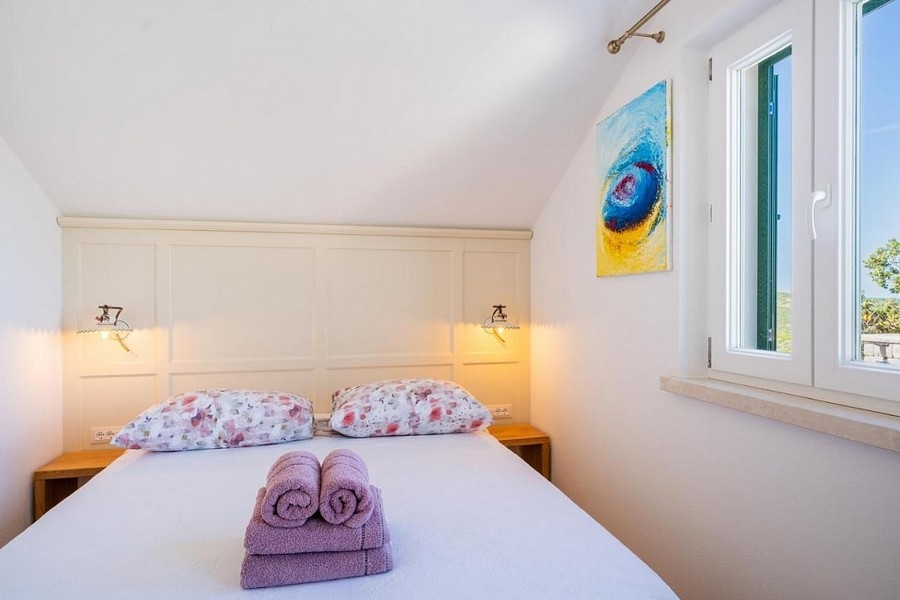 Hálószoba ablakkal és kilátással a tengerre, csendes helyen