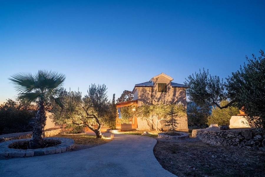 Dalmát ház esti hangulatban, kivilágított kerttel