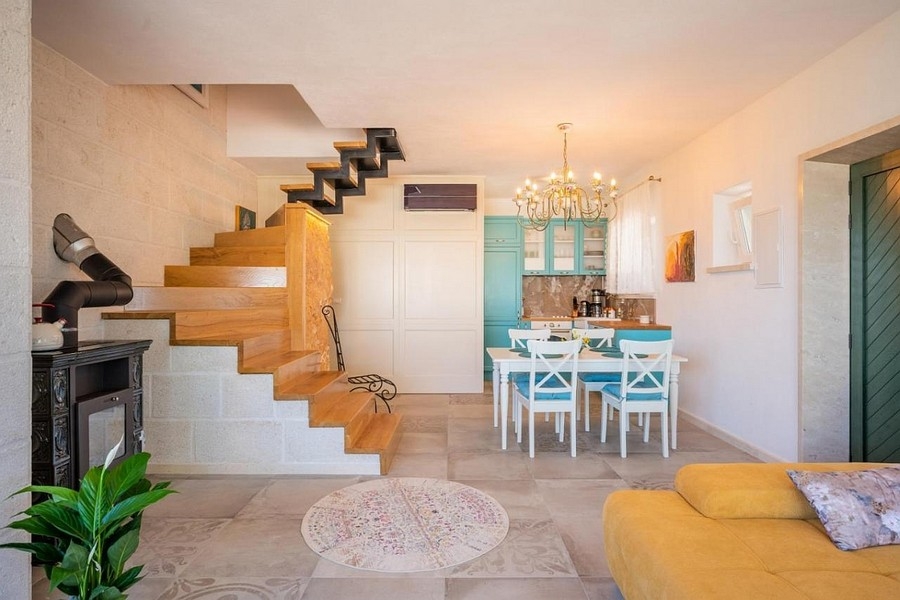 Nappali nyitott konyhával és dalmát stílusú lépcsőházzal