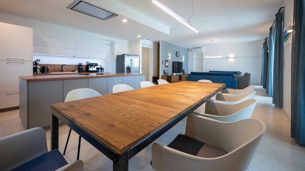 Nyitott nappali és étkező, minőségi bútorokkal