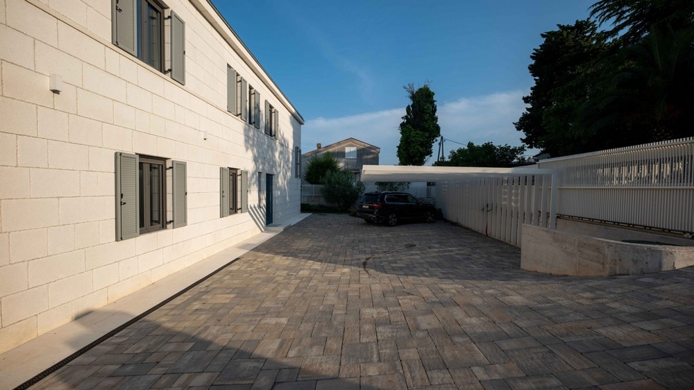 Tágas telek modern villával és medencével a tenger mellett