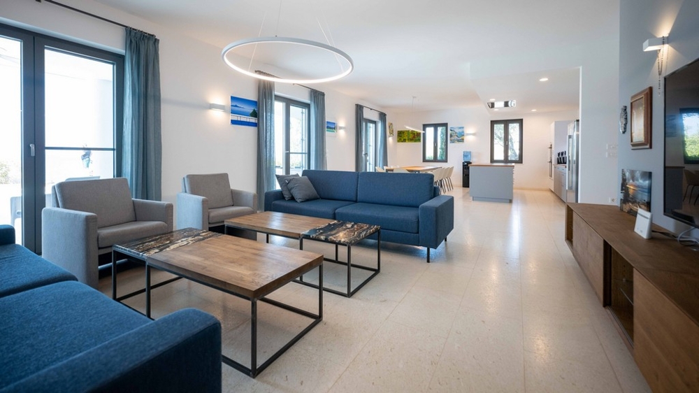 Világos nappali nagy ablakokkal és egyterű kialakítással