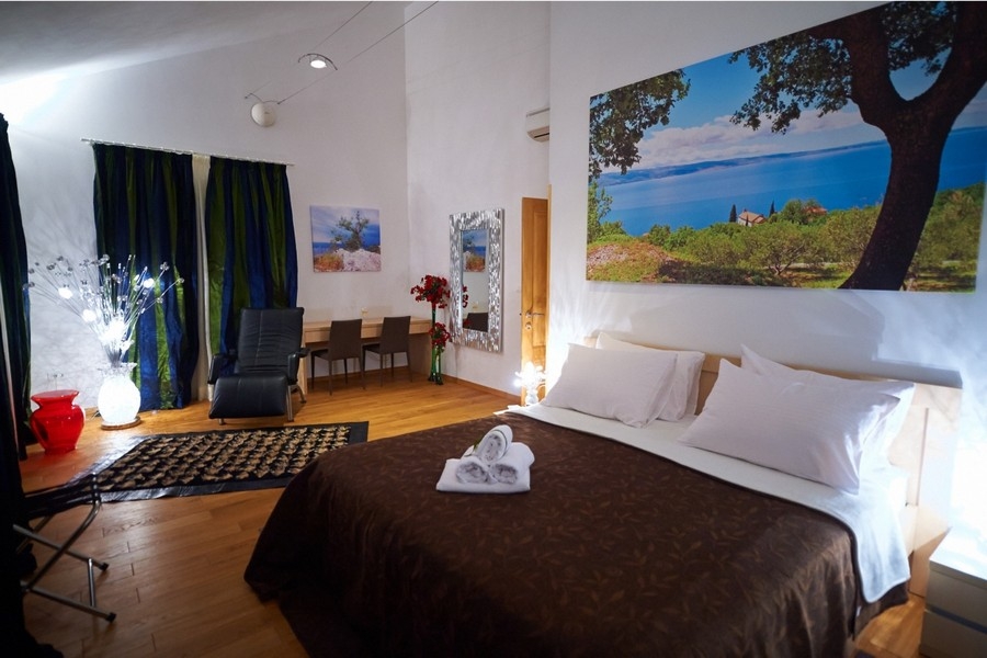 Tengerre néző hálószoba ülősarokkal