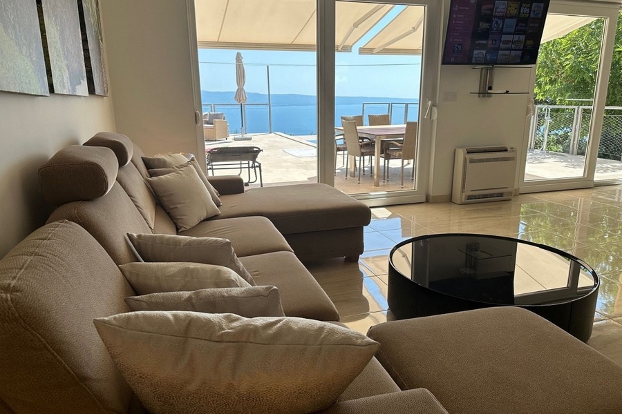 Nappali terasszal és tengerre néző kilátással