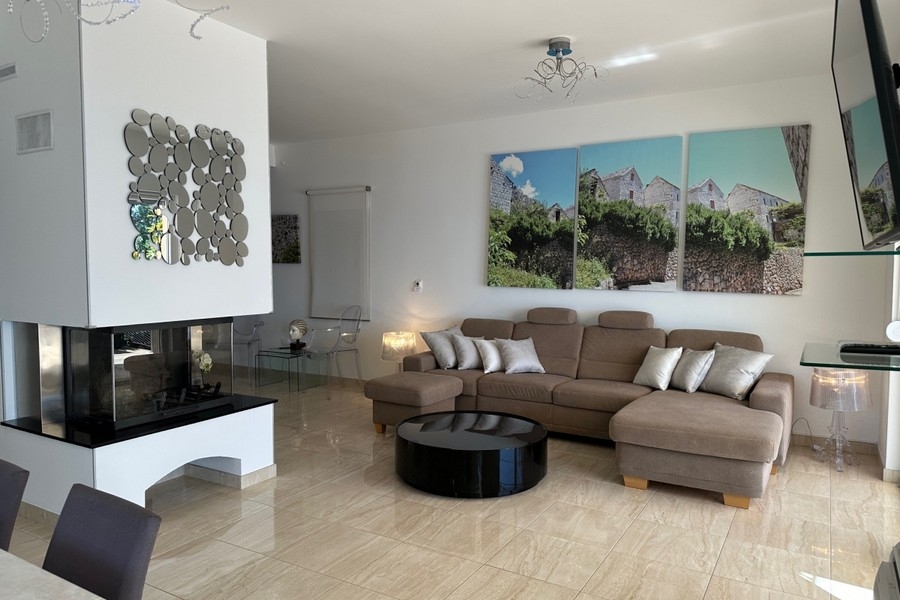 Modern nappali kandallóval és ülősarokkal