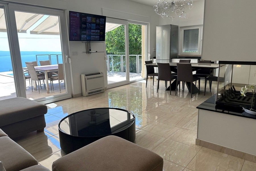 Nyitott terű nappali és étkező, tengerre néző kilátással