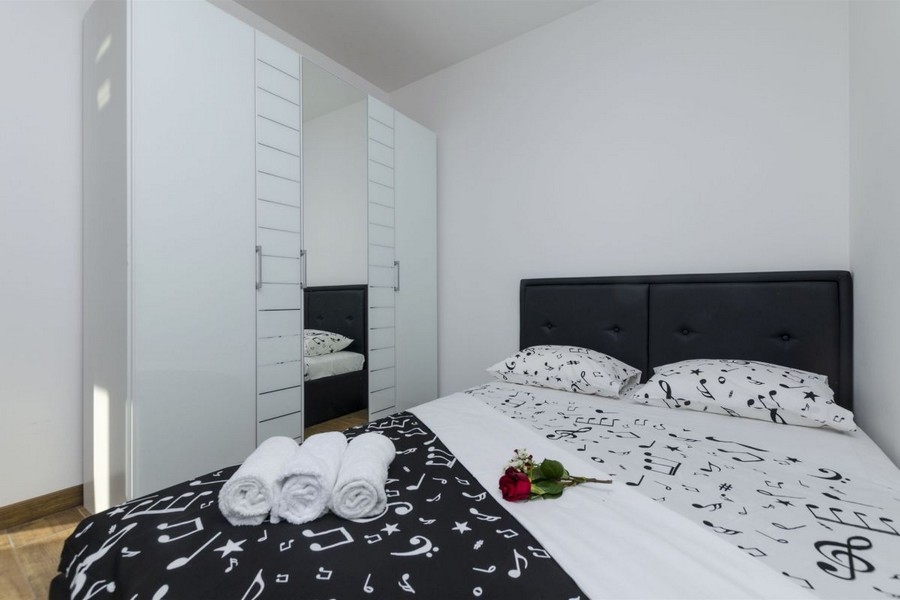 Hálószoba ággyal és gardróbbal