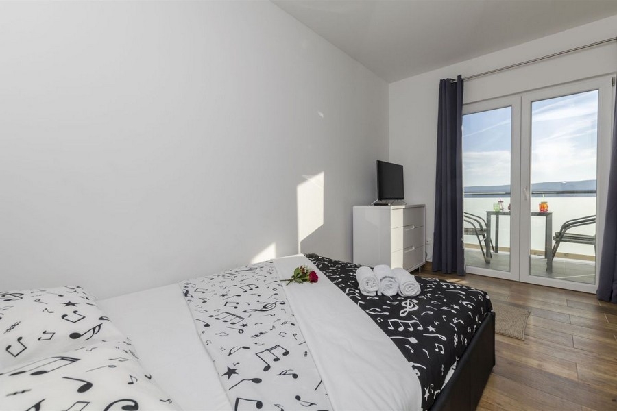 Hálószoba kijárattal az erkélyre és kilátással a tengerre