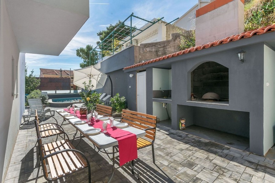 Nyitott terasz kilátással a medencére és a tengerre