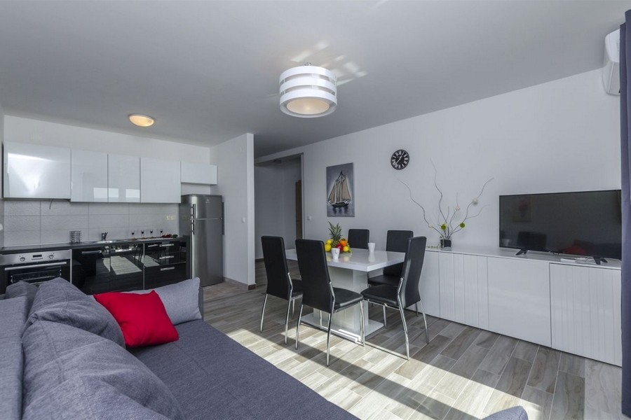 Nappali konyhával és étkezőasztallal