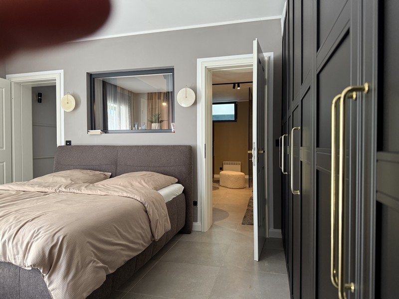 Hálószoba hozzáféréssel a fürdőszobához