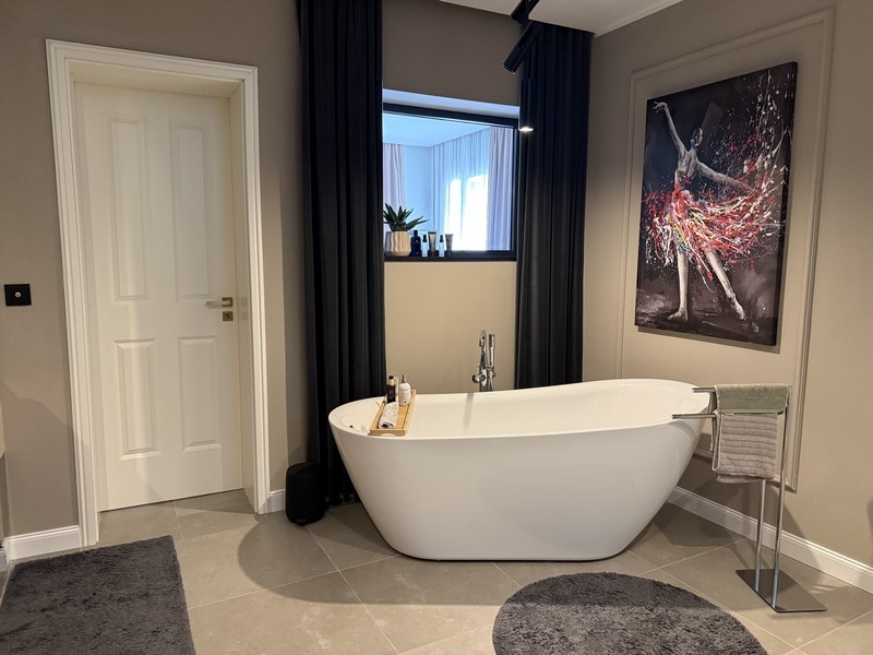 Fürdőszoba szabadon álló káddal