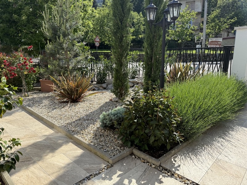 Gondozott kert mediterrán növényekkel