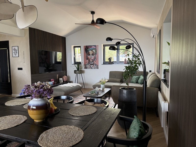 Nappali kanapéval és modern bútorokkal