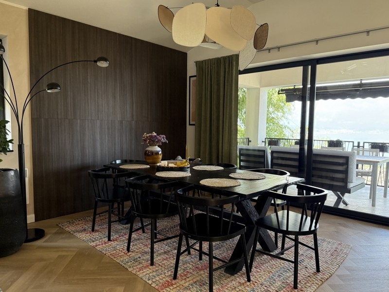 Étkező, kilátással a teraszra és kilátással a tengerre