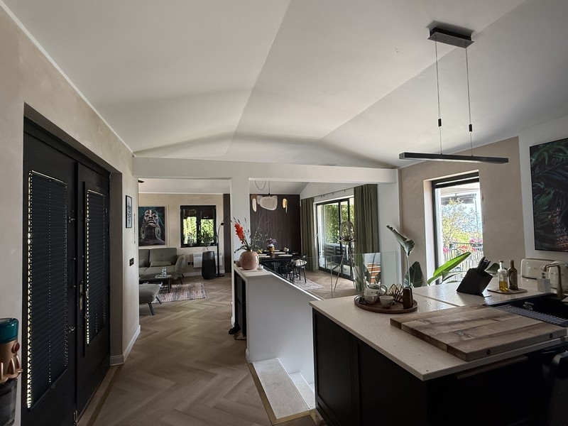 Nyitott tér kialakítású nappali és étkező